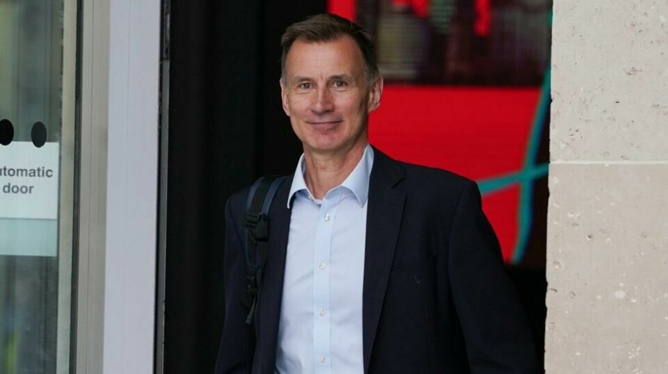 Jeremy Hunt på vei ut av BBC-studioene etter intervjuet til TV-programmet søndag.