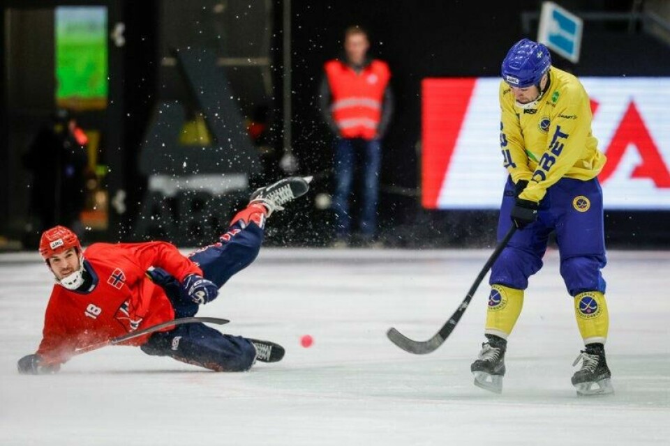 Fra en kamp mellom Norge og Sverige i årets VM i bandy.