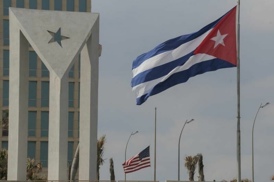 Cubanske og amerikanske flagg utenfor den amerikanske ambassaden i Havanna. Cubanske myndigheter har løslatt 553 fanger, i tråd med en avtale inngått med USAs daværende president Joe Biden.