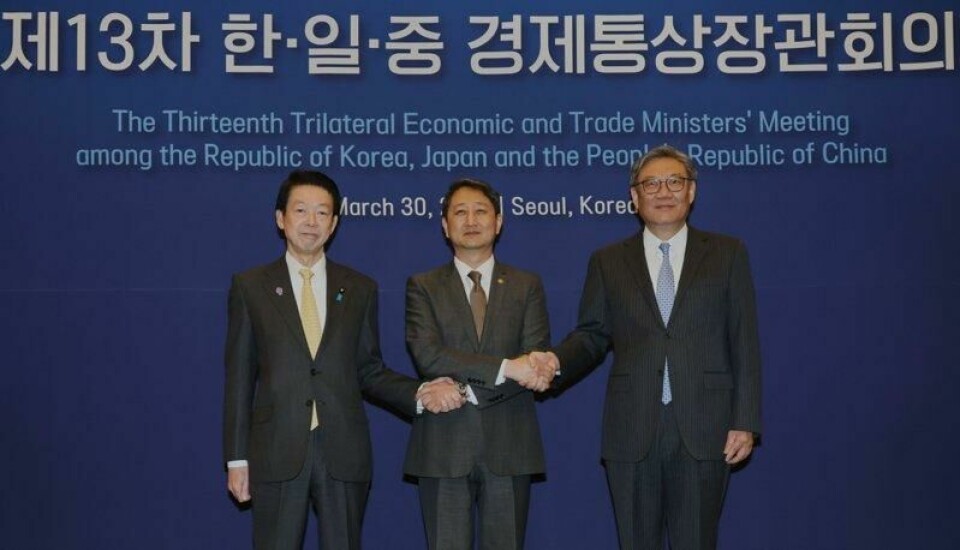 Japans handelsminister Yoji Muto (til venstre), Sør-Koreas industriminister Ahn Duk-geun (i midten) og Kinas handelsminister Wang Wentao (til høyre) møttes i Seoul søndag. Der ble de enige om å svare samlet på Donald Trumps kommende tollsatser.