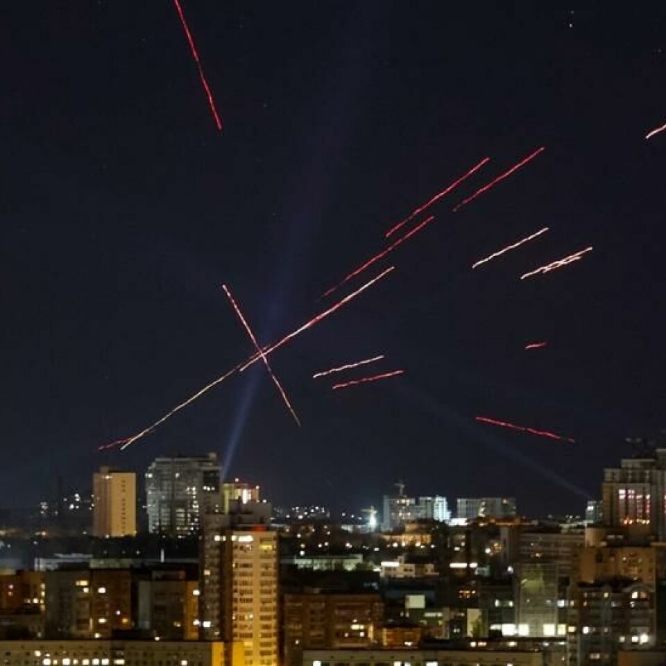 Synet av sporlysammunisjon er blitt dagligdags i Kyiv. Foto: REUTERS/Gleb Garanich