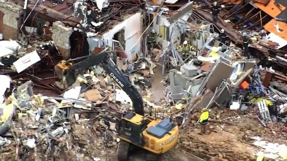 Opprydningen er i gang etter at en tornado traff den lille byen Sulphur i Oklahoma i helgen. Flere titalls tornadoer har rammet Midtvesten siden fredag. Foto: KOCO / AP / NTB