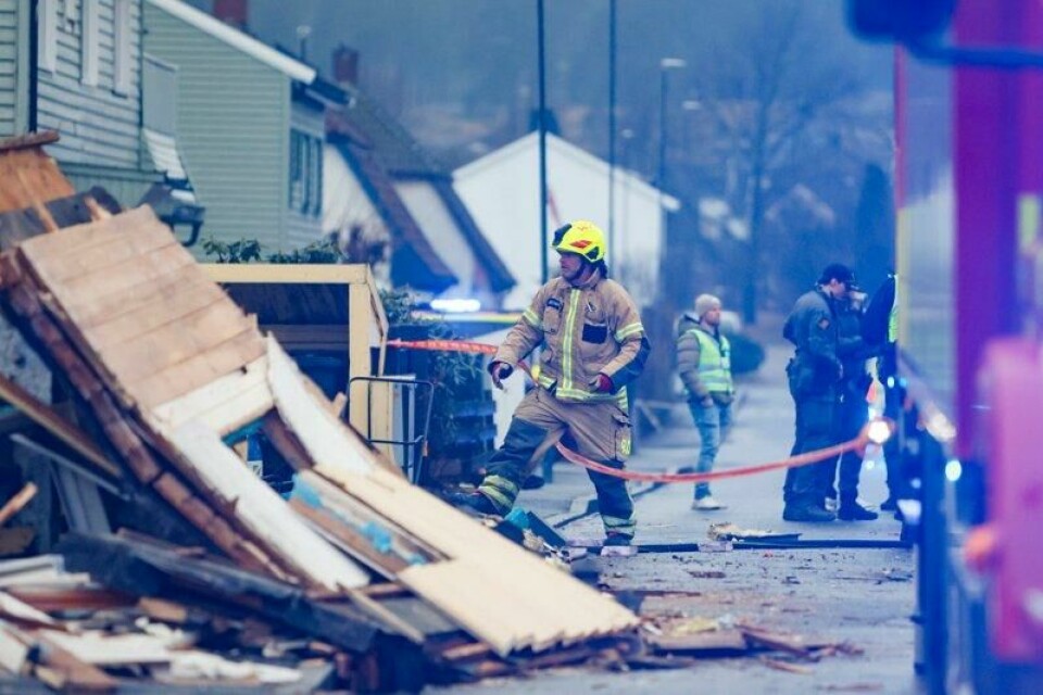 To er innlagt på sykehus etter å ha blitt påført alvorlige skader etter eksplosjonen i en bolig i Sarpsborg.