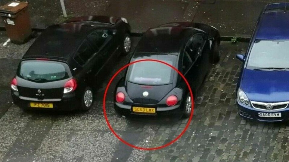 Britene har hvite skilt foran og gule bak. Forklaringen er både enkel og smart.