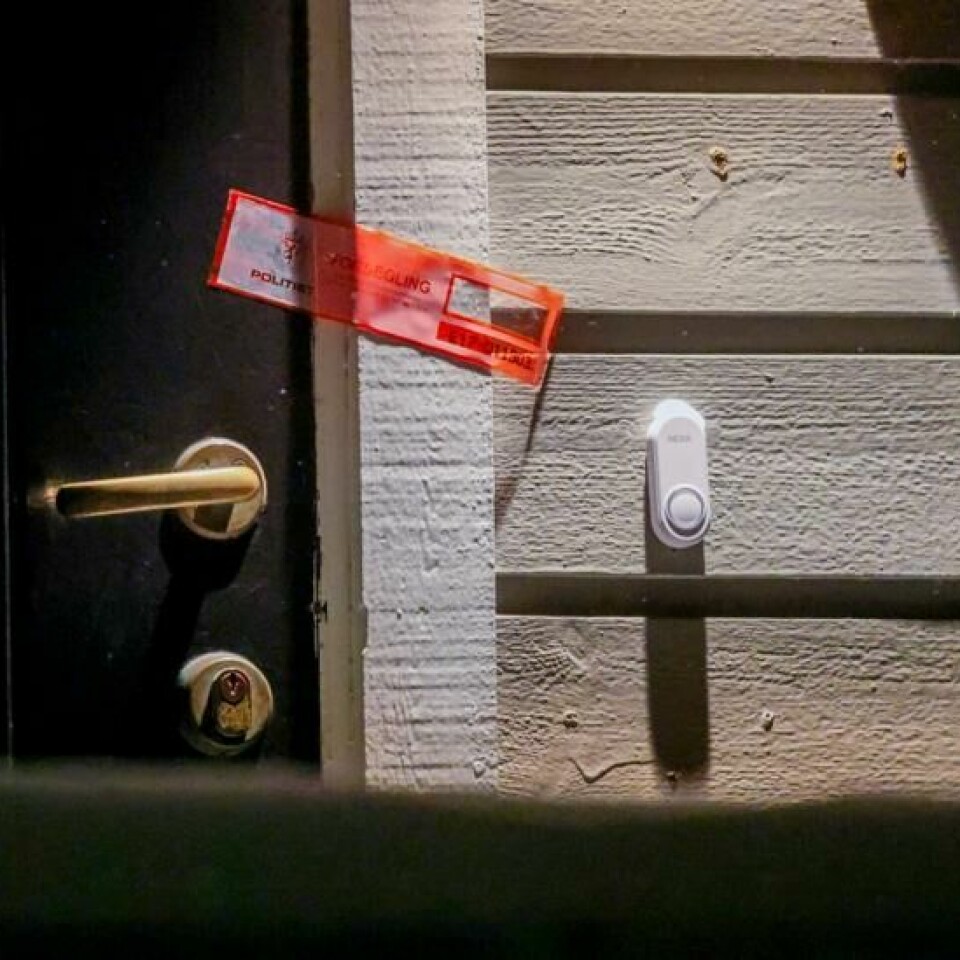 Politiet har forseglet åstedet i Stavern der en mann ble funnet død tirsdag kveld. En kvinne er siktet for drap, men hun er fortsatt ikke pågrepet av politiet. Foto: Trond Reidar Teigen / NTB