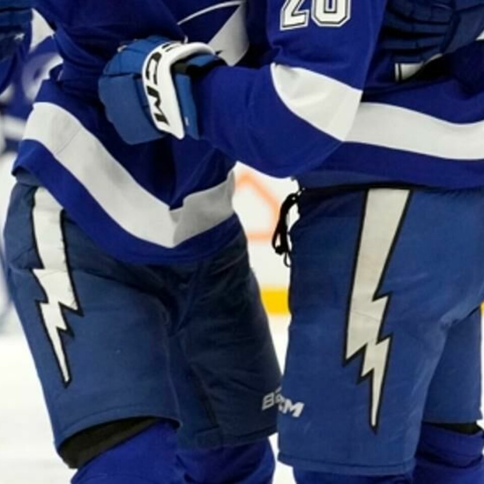 Emil Lilleberg (til venstre) feirer sammen med Nick Paul etter at sistnevnte sørget for 2-0-målet i tirsdagens NHL-kamp mellom Columbus Blue Jackets og Tampa Bay Lightning.
