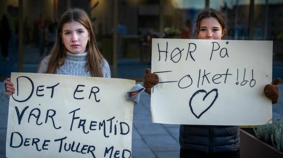 Hilde og Mali fra Dokka fulgte spent med på møtet i fylkestinget, der saken om skole – og tilbudsstruktur i Innlandet fylkeskommune ble behandlet. Foto: Ole Berg-Rusten / NTB