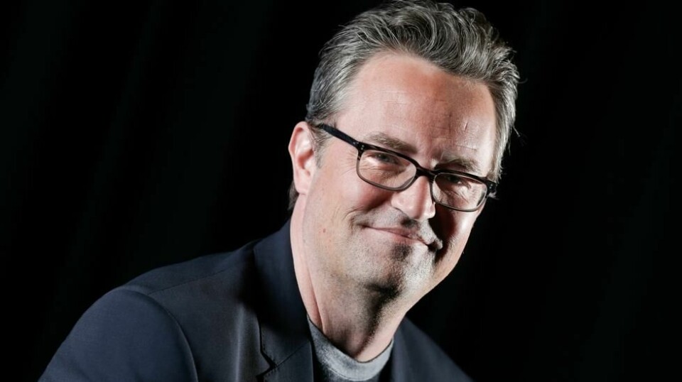 Matthew Perrys overdosedødsfall etterforskes i USA. Fredag forventes det at en lege som er anklaget i saken, erkjenner straffskyld. Foto: Brian Ach / Invision / AP / NTB
