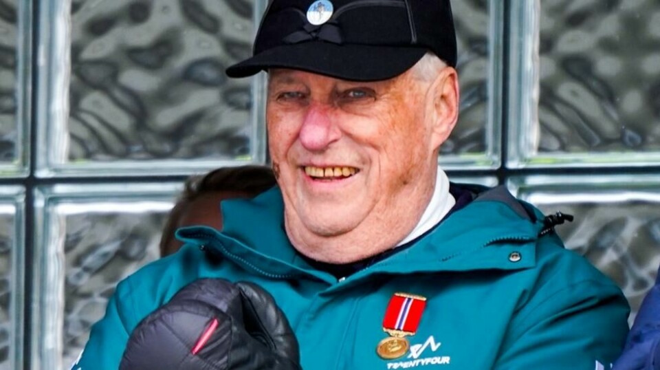 Kong Harald kommer ikke til å være til stede i Holmenkollen når det arrangeres verdenscup i skiskyting denne uka. Her fra femmila i Holmenkollen i fjor. Foto: Lise Åserud / NTB