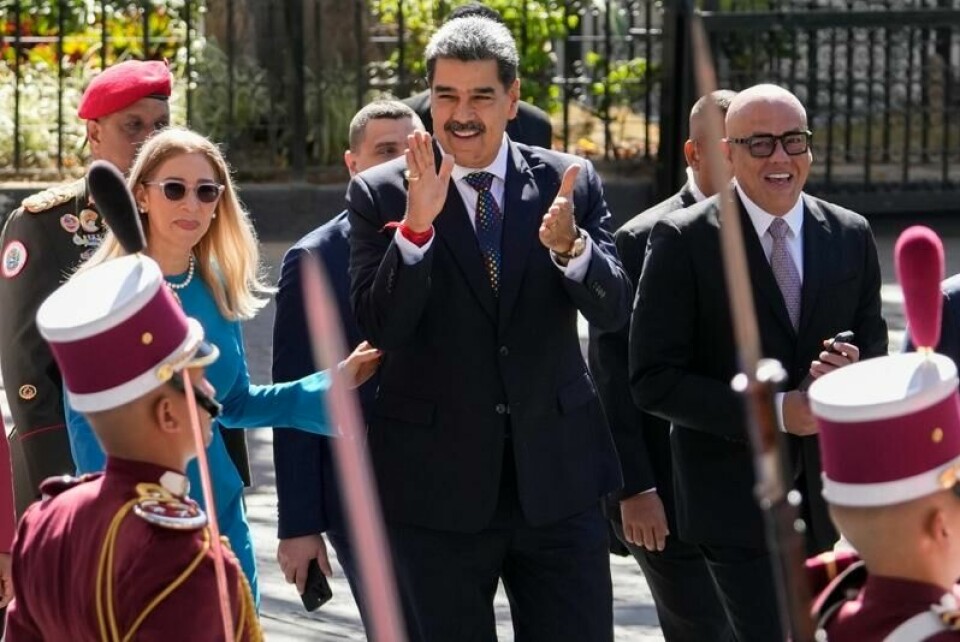 Venezuelas president Nicolás Maduro, med kona Cilia Flores til venstre og nasjonalforsamlingens president Jorge Rodriguez til høyre, da han ankom innsettelsesseremonien fredag.