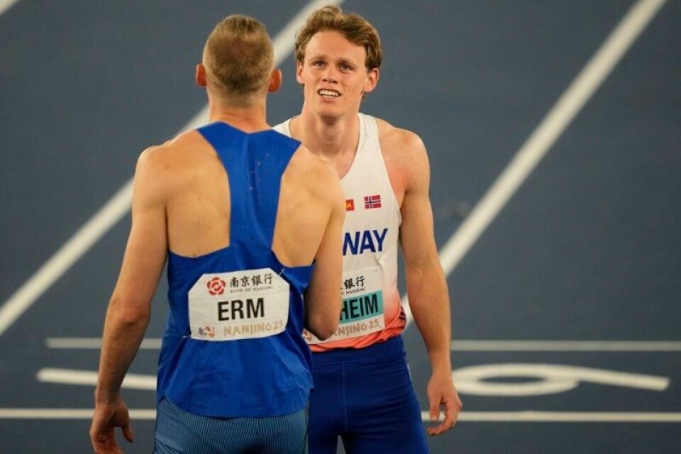 Sander Skotheim fra Norge og Johannes Erm fra Estland hilser på hverandre etter å ha konkurrert i 60 meter hekk for menn i sjukamp under innendørs-VM i friidrett i Nanjing, Kina, søndag.