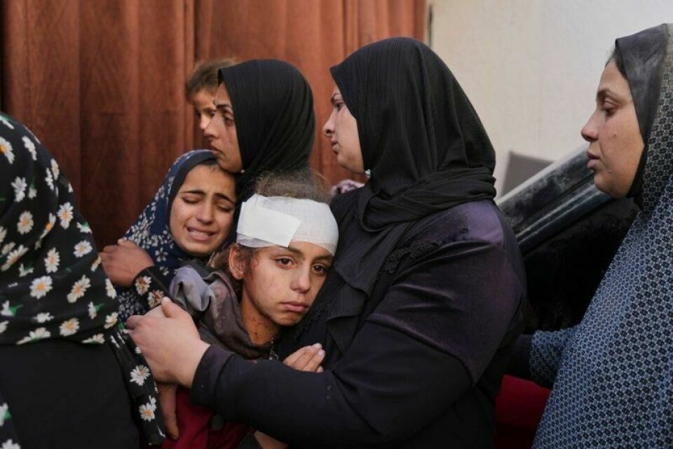 Yamama Jundia (13) ble såret i en av de israelske angrepene, mens flere andre familiemedlemmer ble drept. Bildet er tatt i Gaza by torsdag.