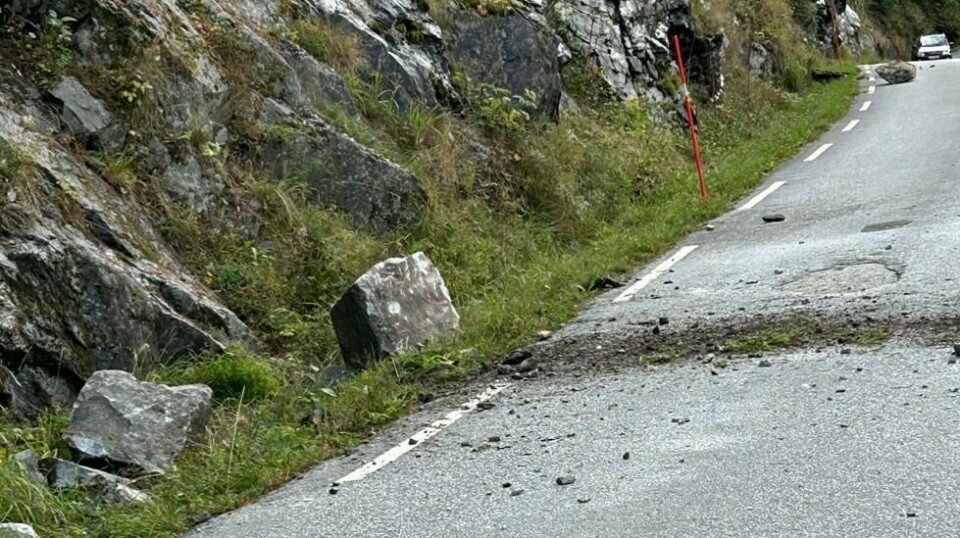 Et steinras har gått over Fv 5616, Fimreitevegen, i Sogndal og politiet frykter nye ras og anmoder folk å holde seg unna det rasutsatte området. Foto: Politiet / NTB