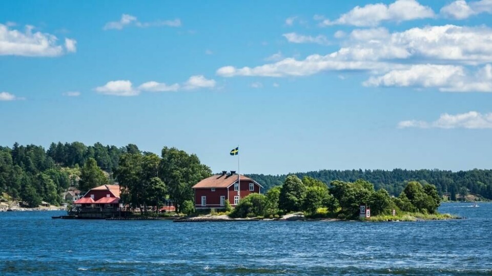 Svenskene flykter til hyttene sine for å slippe unna coronaviruset, mens kommunene fortviler. Nå ønsker de samme hytterestriksjoner som i Norge.