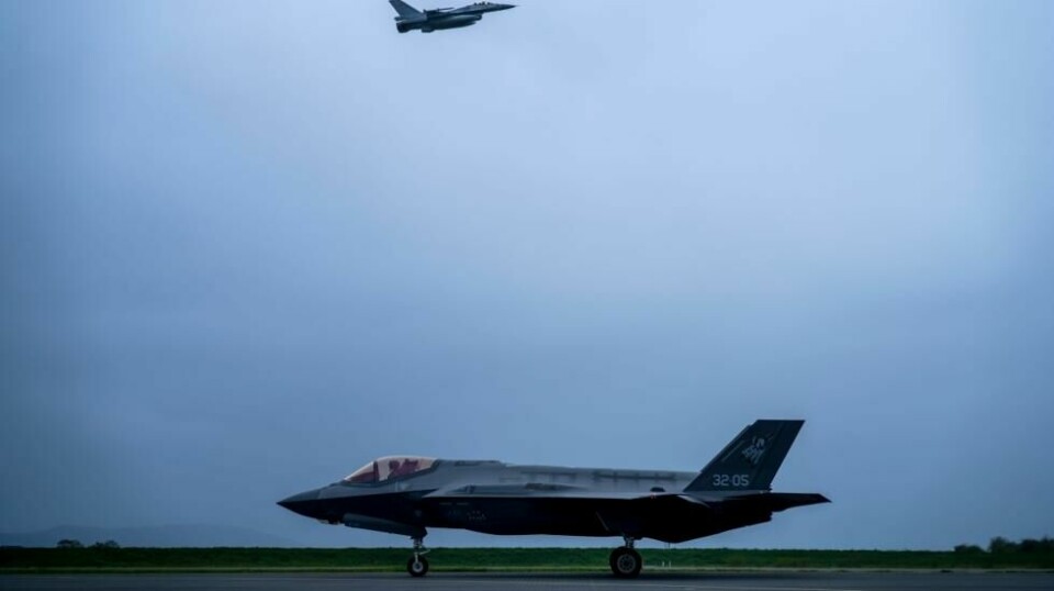 Mange europeiske land har gjort som Norge og valgt å investere i amerikanske F-35-fly. Nå advarer Airbus-sjefen om at europeiske land må gå sammen for å komme med et fullgodt alternativ. Her er et F-35 på bakken med det som skal være et JAS Gripen i luften i bakgrunnen under en Nato-øvelse i fjor.