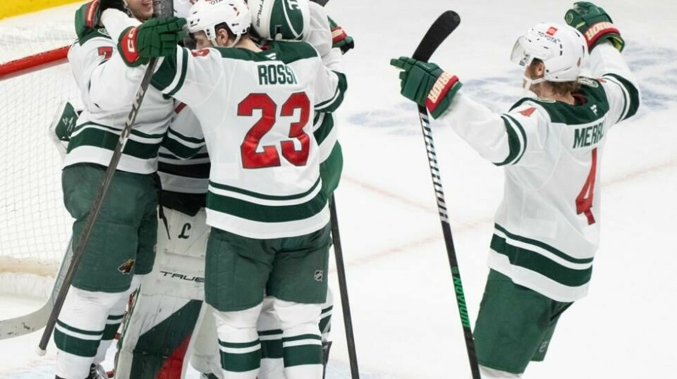 Wild-keeper Marc-André Fleury omfavnes av lagkameratene etter den siste ordinære NHL-kampen i sin hjemmeregion.