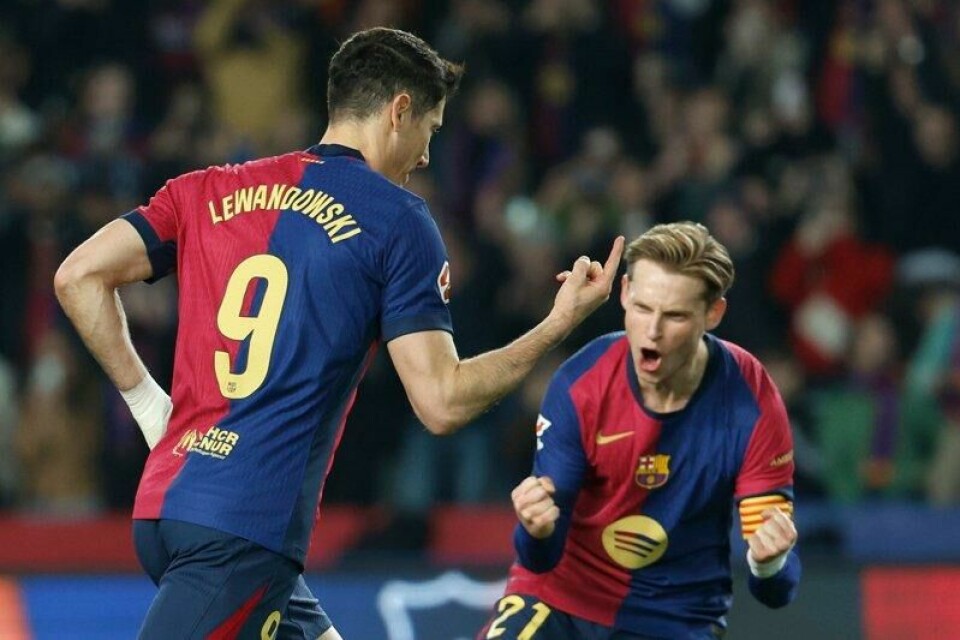 Robert Lewandowski scoret på straffe for Barcelona.