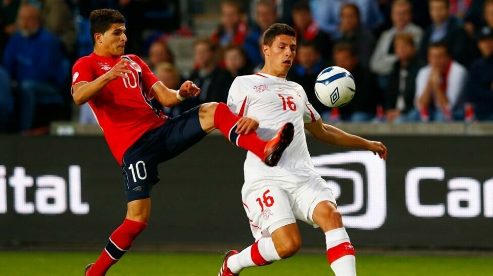 Fabian Schär gir seg på det sveitsiske landslaget. Her fra en kamp mot Norge i 2013. Foto: Håkon Mosvold Larsen / NTB