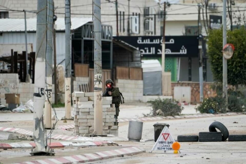 En israelsk soldat under operasjonen i Nur Shams. To unge kvinner skal ha blitt drept søndag, den ene høygravid.