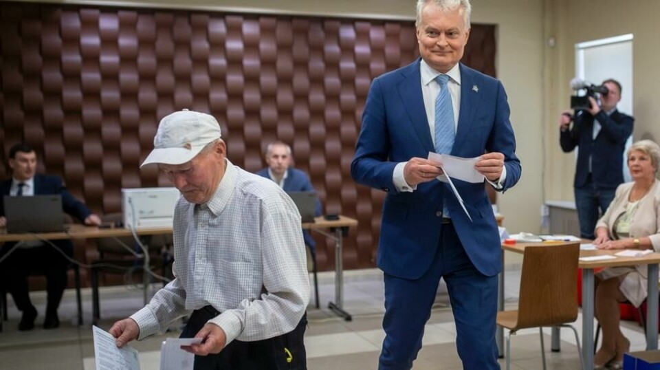 Litauens president Gitanas Nauseda ligger an til å bli gjenvalgt for fem nye år. Her avgir han forhåndsstemme i den lille byen Svencionys, rundt 85 kilometer nord for Vilnius torsdag. Foto: Mindaugas Kulbis / AP / NTB