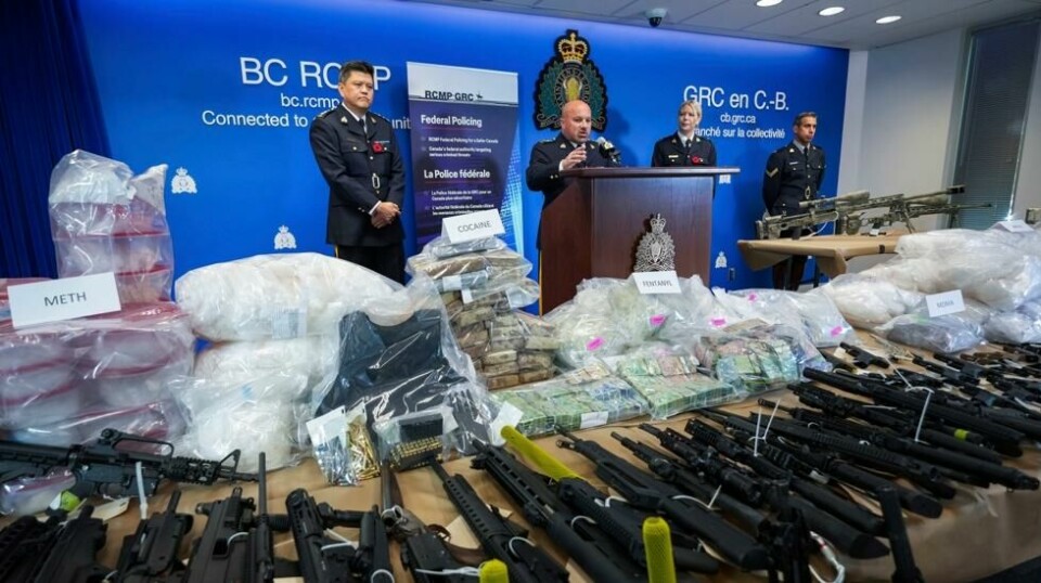 Store mengder narkotika og våpen ble funnet under en aksjon i forrige uke. torsdag viste politiet fram beslaget. Foto: Darryl Dyck / The Canadian Press / AP / NTB