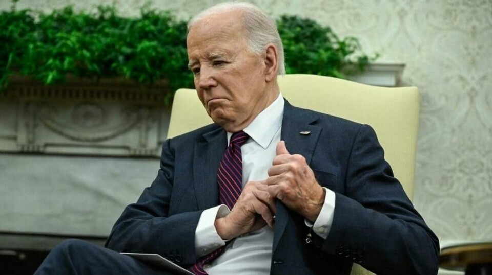 President Joe Biden, med hånden på innerlommen der en jukselapp befinner seg, under møtet med Irraks satsminister Mohammed Shia al-Sudani i Det ovale kontor i Det hvite hus mandag 15. april 15.