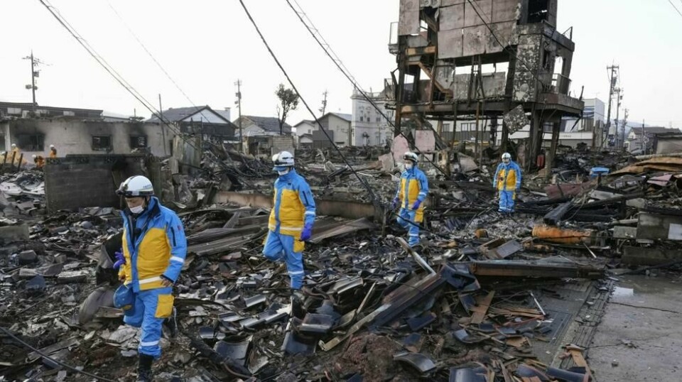 Politi og redningsarbeidere fortsetter å søke i ruinene etter jordskjelvet som rammet Japan på årets første dag. Foto: Kyodo News / AP / NTB