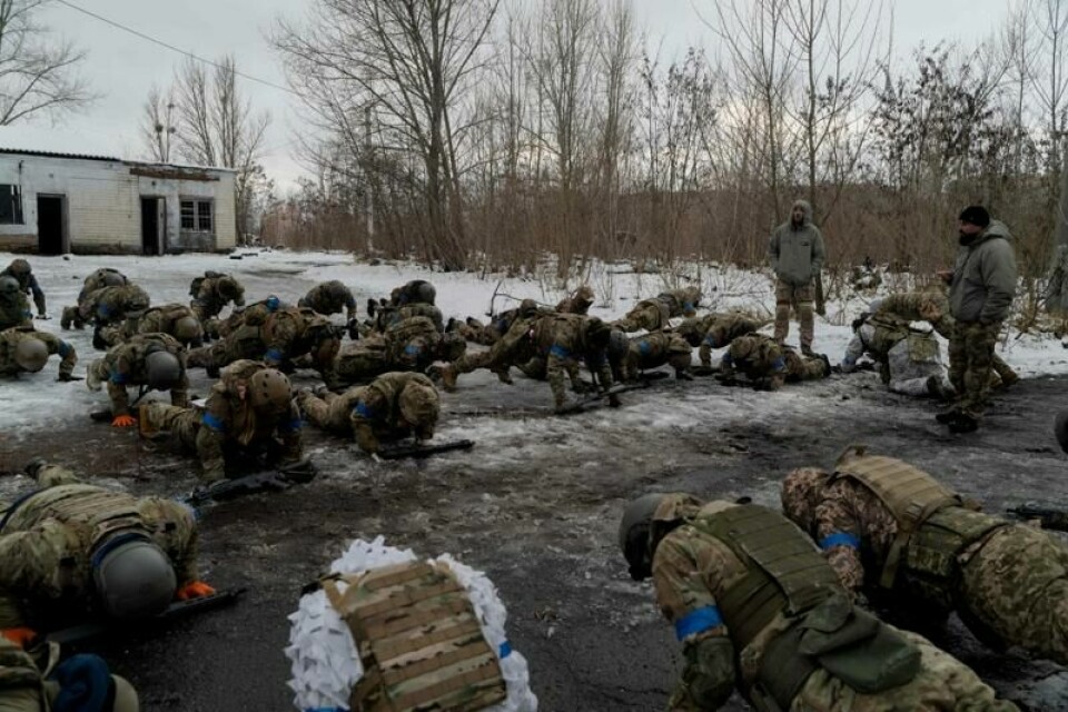 Sivile iført militæruniformer deltar under en militær trening organisert av ukrainske soldater fra den 3. separate angrepsbrigaden i Kyiv, 23. november 2024. (Foto: Tetiana DZHAFAROVA / AFP) Sivile iført militæruniformer deltar under en militær trening organisert av ukrainske soldater fra den 3. separate angrepsbrigaden i Kyiv, 23. november 2024. (Foto: Tetiana DZHAFAROVA / AFP) Foto: AFP/NTB