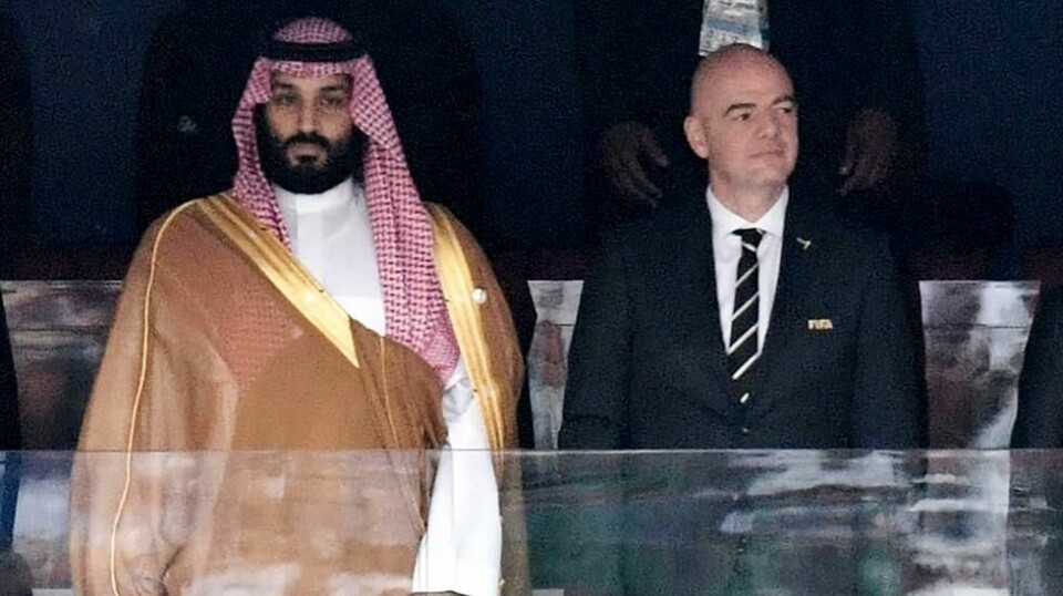 Saudi-Arabias kronprins Mohammed bin Salman og Fifa-president Gianni Infantino sammen på tribunen under fotball-VM i 2018 i Russland. Foto: Aleksej Nikolskij / Kreml / AP / NTB