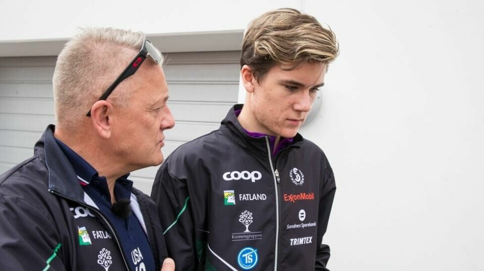 Pappa Gjert Ingebrigtsen sammen med sønnen Jakob, som ble tidenes yngste europamester i friidrett i august.