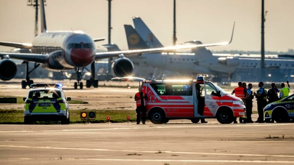 En rekke politibiler rykket ut for å fjerne klimaaktivistene fra rullebanen på Frankfurt flyplass torsdag morgen.