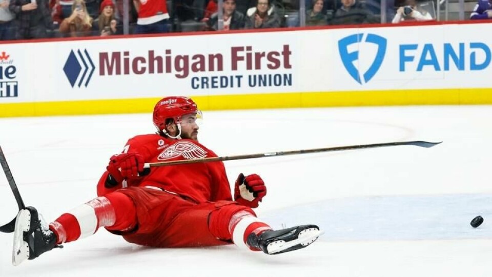Detroit Red Wings-senter Michael Rasmussen sklir på isen da han scoret på åpent mål mot Tampa Bay Lightning i tredje periode.