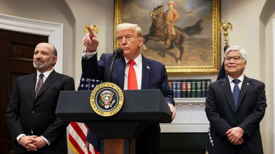 USAs president Donald Trump (i midten) sier han har truet taiwanske TSMC med skatt på opptil 100 prosent om de ikke bygger fabrikker i USA. Her snakker han på en pressekonferanse med TSMC-sjef C.C. Wei (t.h.) i Det hvite hus i mars.