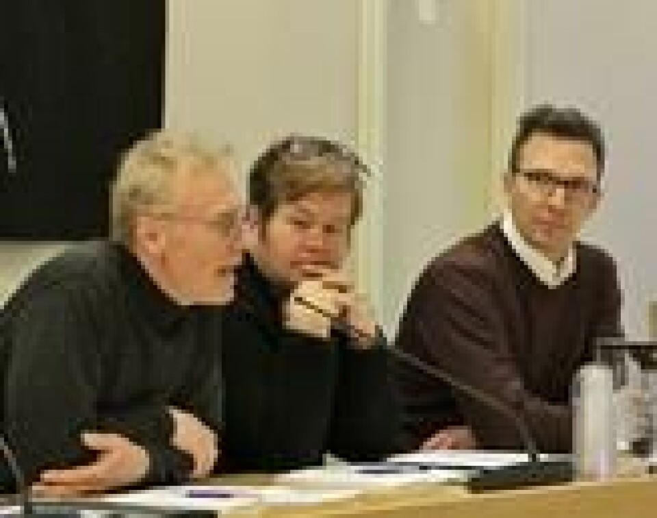 MISBRUK: Fellesforbundets nestleder Steinar Krogstad fortalte stortingskomiteen om arbeidsgiveres dobbeltspill med østeuropeiske arbeidere. Forbundets rådgiver Line Eldring og LOs rådgiver Jens Knapstad lytter. MISBRUK: Fellesforbundets nestleder Steinar Krogstad fortalte stortingskomiteen om arbeidsgiveres dobbeltspill med østeuropeiske arbeidere. Forbundets rådgiver Line Eldring og LOs rådgiver Jens Knapstad lytter. Foto: Thomas Vermes / ABC Nyheter
