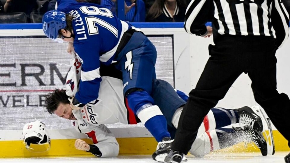 Tampa Bay Lightning-forsvareren Emil Lilleberg (78) og Washington Capitals høyreving Brandon Duhaime (22) ble begge utvist i fem minutter i første periode av NHL-kampen i Tampa onsdag.