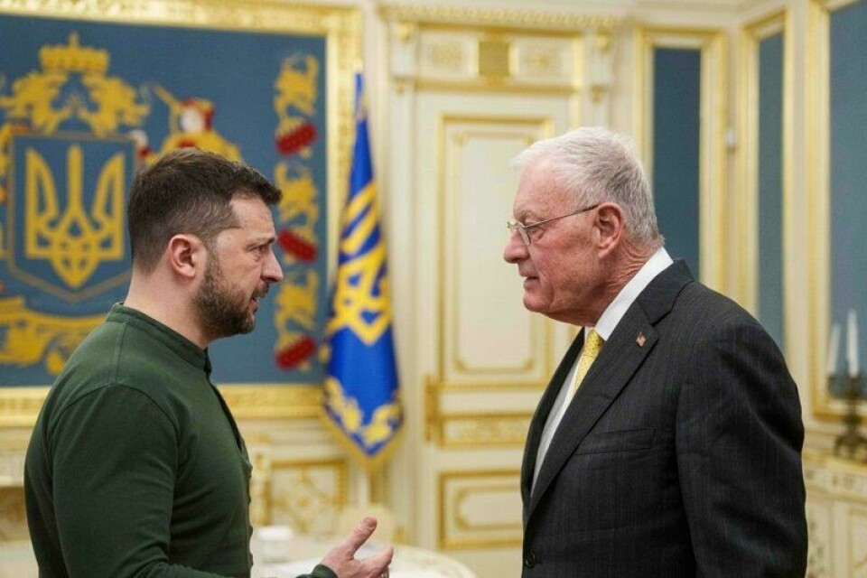 Volodymyr Zelenskyj (til venstre) møtte den amerikanske spesialutsendingen Keith Kellogg i Kyiv torsdag. Den ukrainske presidenten sier han ønsker sterke bånd til USA og at Ukraina er klar for en investerings- og sikkerhetsavtale med amerikanerne.