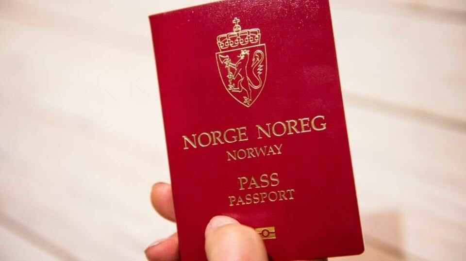 Mange kunder fikk det travelt med å få nytt pass da bankene sendte ut legitimasjonskrav med kort frist. Nå tar flere banker selvkritikk på at de kunne informert bedre om hva slags legitimasjon som var nødvendig.