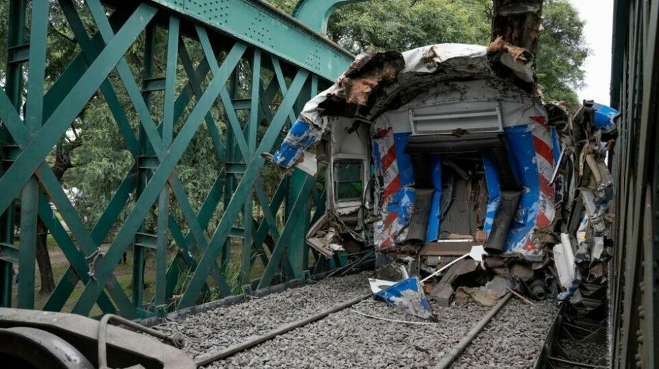 En togvogn med store skader etter en kollisjon på sporet i en forstad til Buenos Aires i Argentina fredag. Foto: Rodrigo Abd / AP / NTB