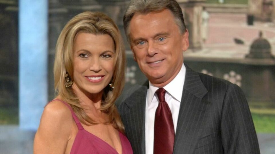 Pat Sajak (til høyre) med sin «tause Birgitte», Vanna White. Foto: Peter Kramer / AP / NTB)