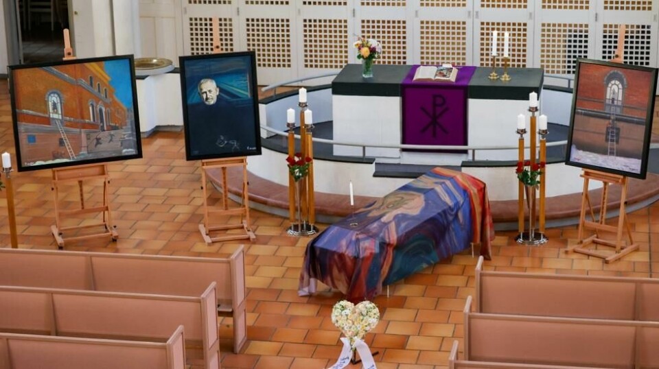 Båren til Pål Enger før begravelsesseremonien i Vålerenga kirke i Oslo. Foto: Tor Erik Schrøder / NTB
