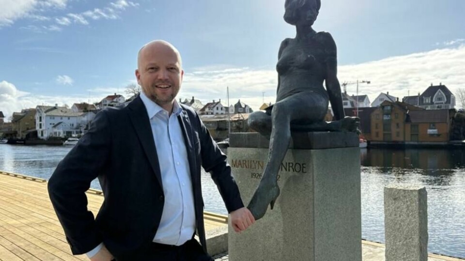 Sp-leder Trygve Slagsvold Vedum poserer ved Marilyn Monroe-statuen ved Smedasundet i Haugesund.