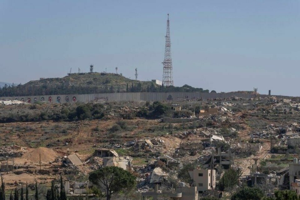 Grenseområdet mellom Libanon og Israel på et bilde tatt i midten av februar. I bakgrunnen er en israelsk militærbase i grensebyen Metula.