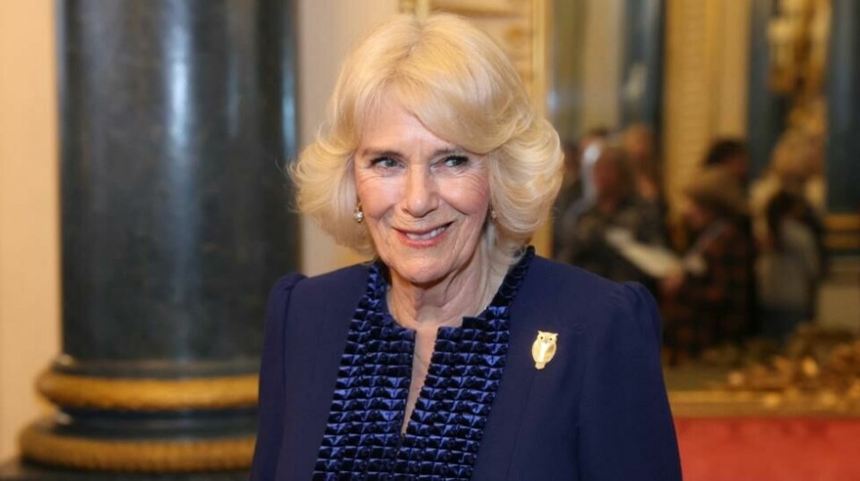 Dronning Camilla smiler under en mottakelse på Buckingham Palace 28. februar 2024 i London, Storbritannia.