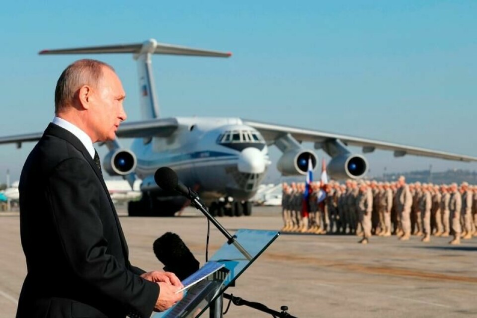 Russlands president Vladimir Putin på besøk hos russiske soldater på en flybase i Syria i desember 2017. Arkivfoto: Mikhail Klimentyev, Sputnik, Kreml Pool Photo via AP, File)