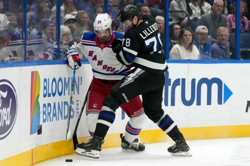Tampa Bay Lightnings Emil Lilleberg (78) kjemper om pucken med venstreving Chris Kreider (20) på Rangers i NHL-kamp i Tampa, Florida. Foto Chris O'Meara AP / NTB