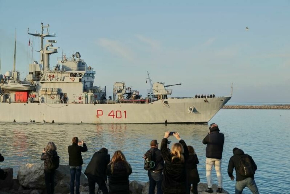 Et italiensk marinefartøy med 49 asylsøkere om bord ankom tirsdag Shëngjin i Albania.