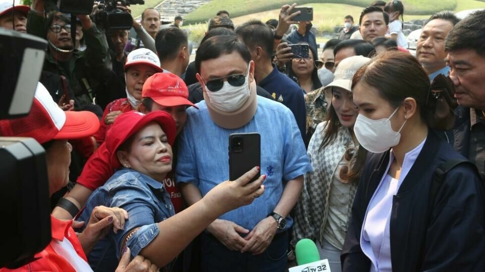 Thailands eksstatsminister Thaksin Shinawatra ble møtt av presse og tilhengere på hans første offentlige opptredener på flere år i landet. Foto: Anuthep Cheysakron / AP / NTB