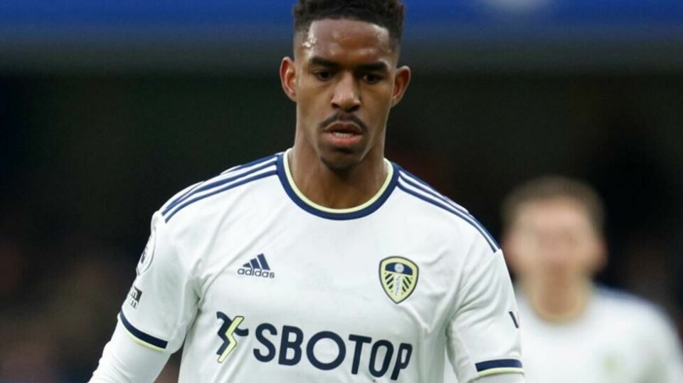 Leeds og Junior Firpo sliter.