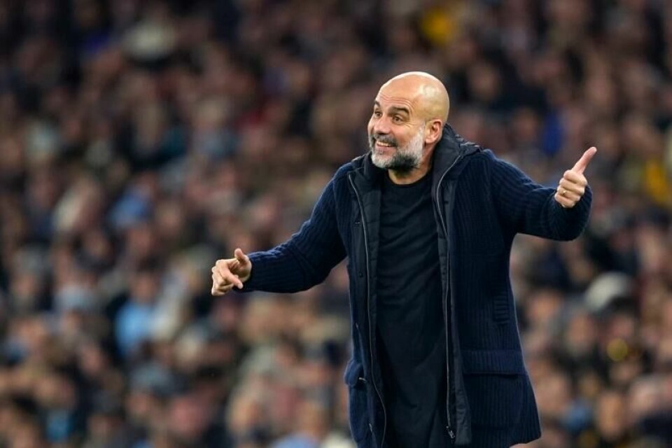 Pep Guardiola straffer Manchester City-spillerne.