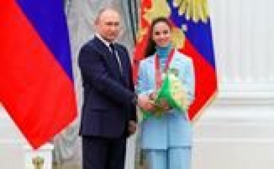 Veronika Stepanova sammen med Russlands president Vladimir Putin under en prisutdeling i 2022. Foto: Vladimir Astapkovitsj / Sputnik / Kreml / AP / NTB Veronika Stepanova sammen med Russlands president Vladimir Putin under en prisutdeling i 2022. Foto: Vladimir Astapkovitsj / Sputnik / Kreml / AP / NTB